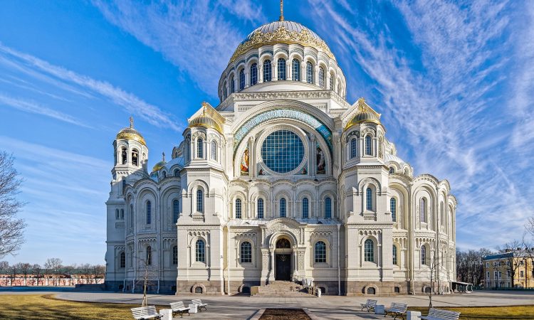 Naval cathedral of Saint Nicholas in Kronstadt is a large Russian Orthodox cathedral dedicated to all fallen seamen. Built between 1903 and 1913, was designed by famous architect Vasily Kosyakov in late Neo-Byzantine style as a copy of the Hagia Sophia.